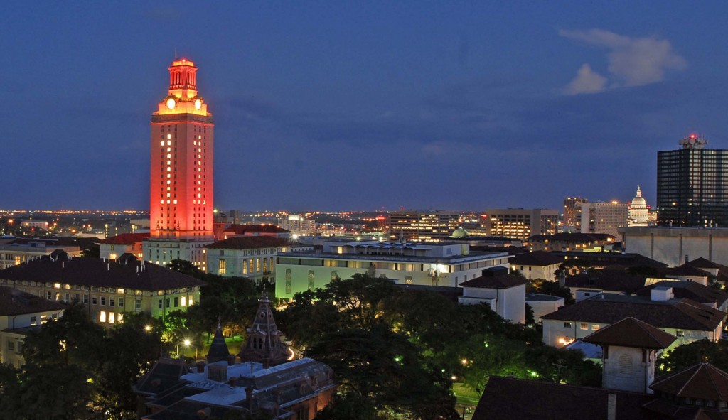 Reloj en la torre de la universidad de Texas en la ciudad de Austin